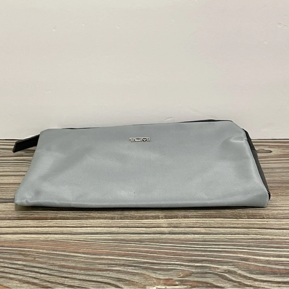 TUMI for DELTA Cosmetic Bag Travel Vacation Toiletry Grey Nylon Zip Close Lined
